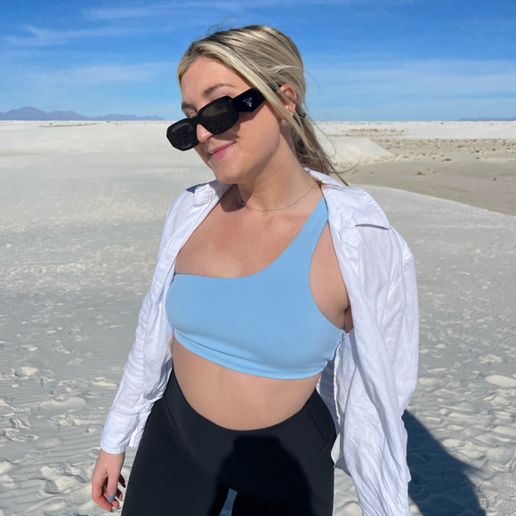 Meet your Posher, Alyssa - Picture 3 of 7